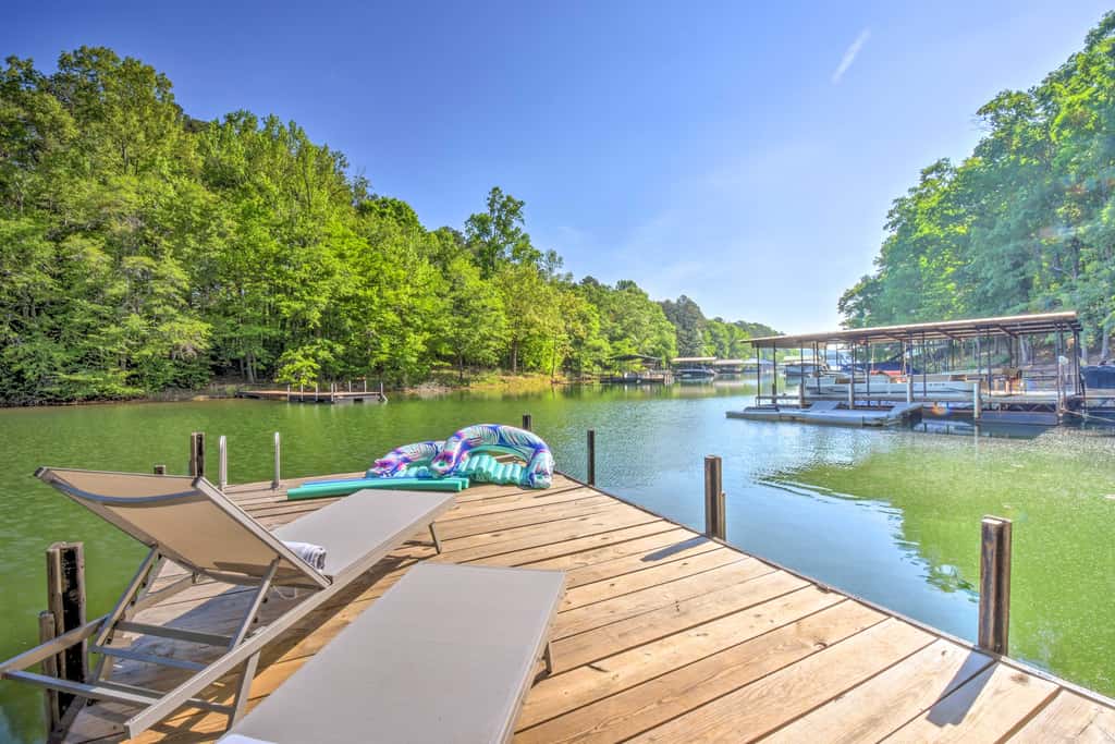 Tranquil Townville Gem with Kayaks