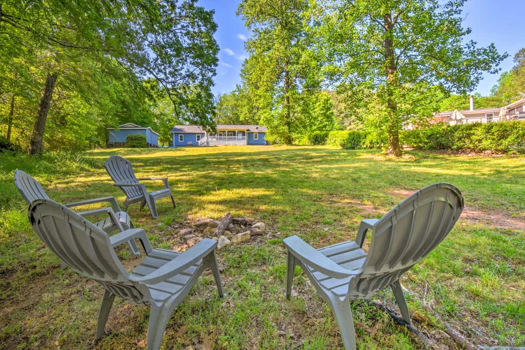 Tranquil Townville Gem with Kayaks