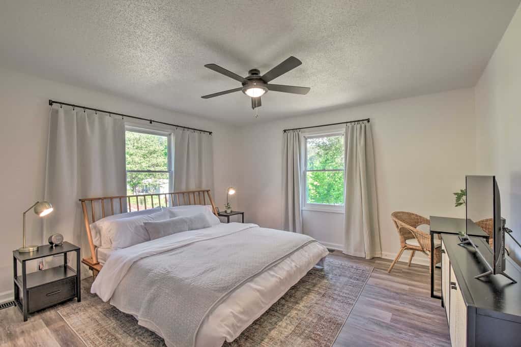 Tranquil Townville Gem with Kayaks