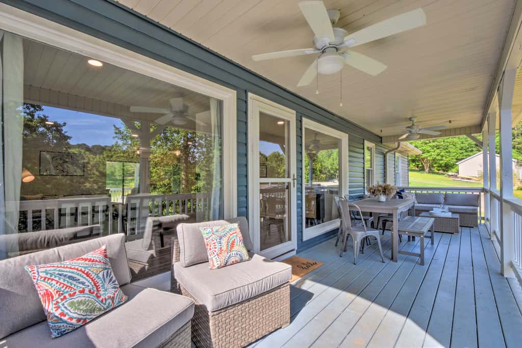Tranquil Townville Gem with Kayaks
