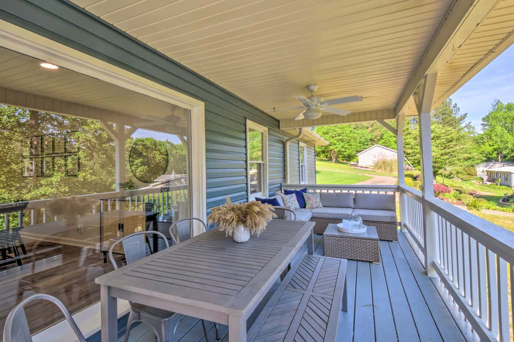 Tranquil Townville Gem with Kayaks