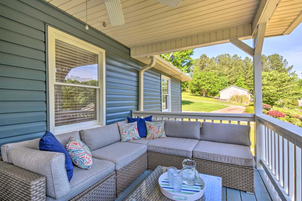 Tranquil Townville Gem with Kayaks