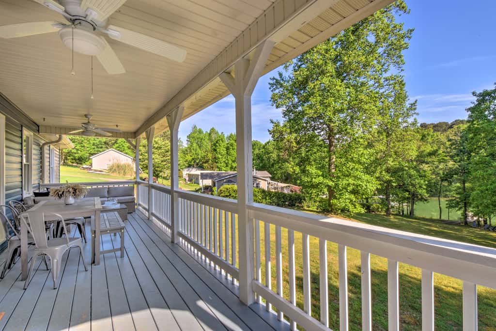 Tranquil Townville Gem with Kayaks