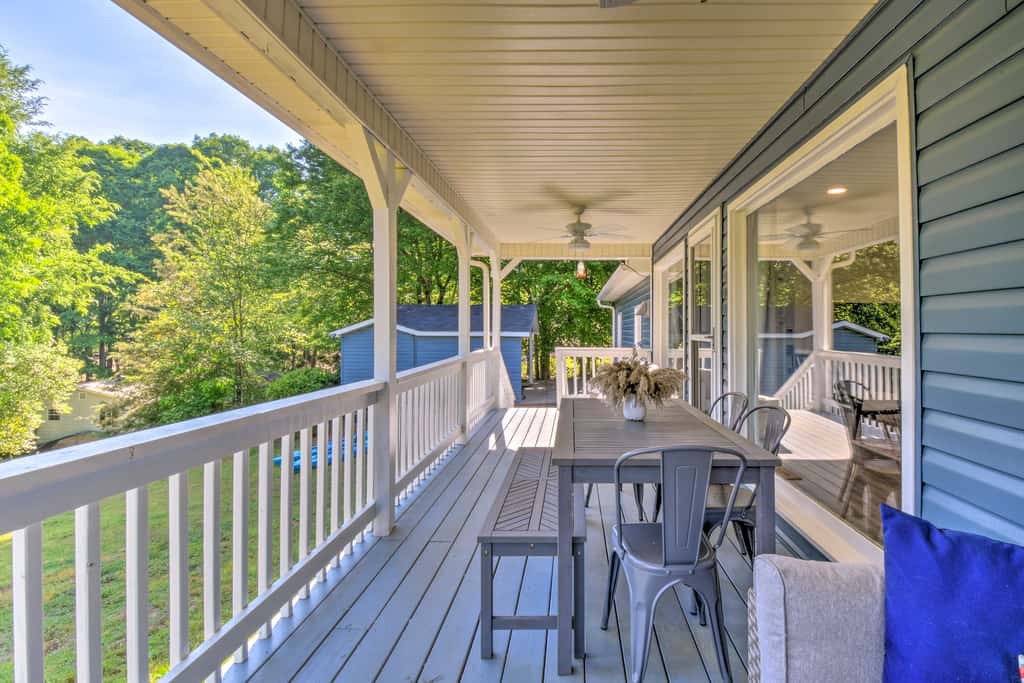 Tranquil Townville Gem with Kayaks