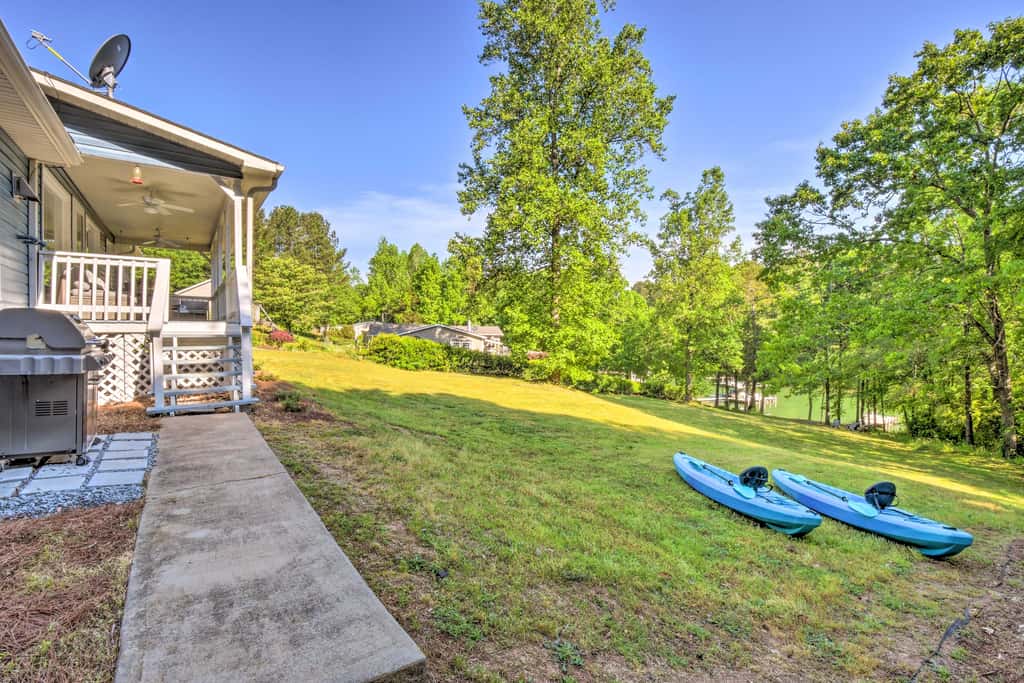 Tranquil Townville Gem with Kayaks