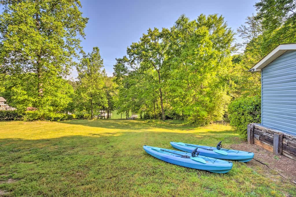 Tranquil Townville Gem with Kayaks