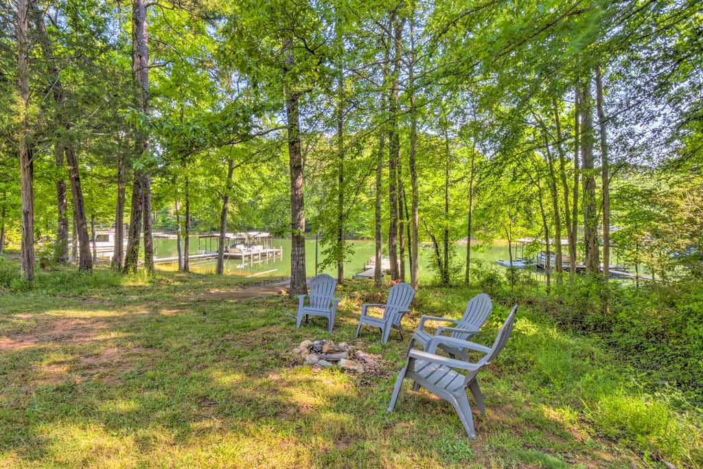 Tranquil Townville Gem with Kayaks