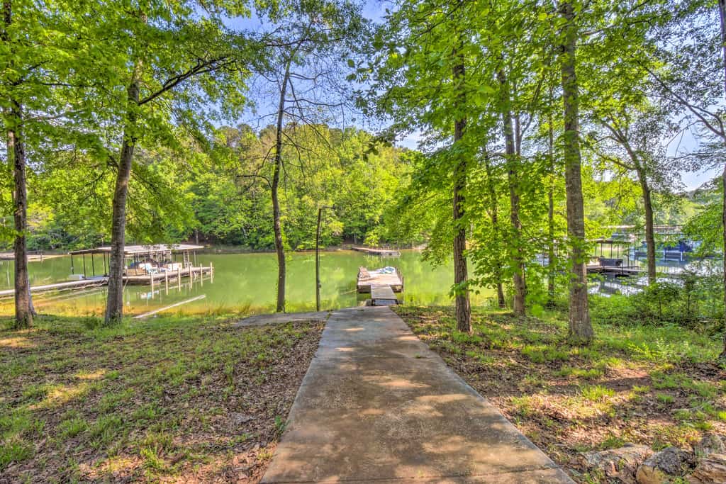 Tranquil Townville Gem with Kayaks