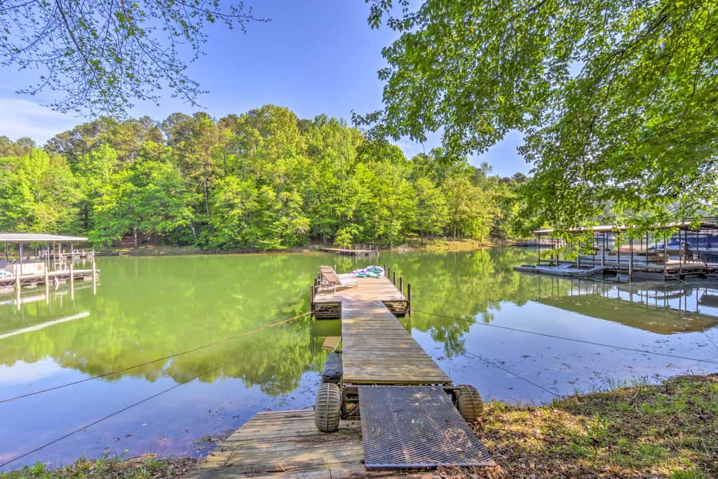 Tranquil Townville Gem with Kayaks