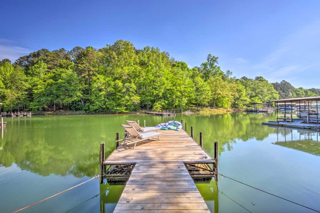 Tranquil Townville Gem with Kayaks