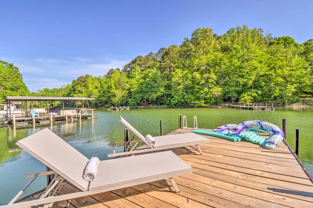 Tranquil Townville Gem with Kayaks