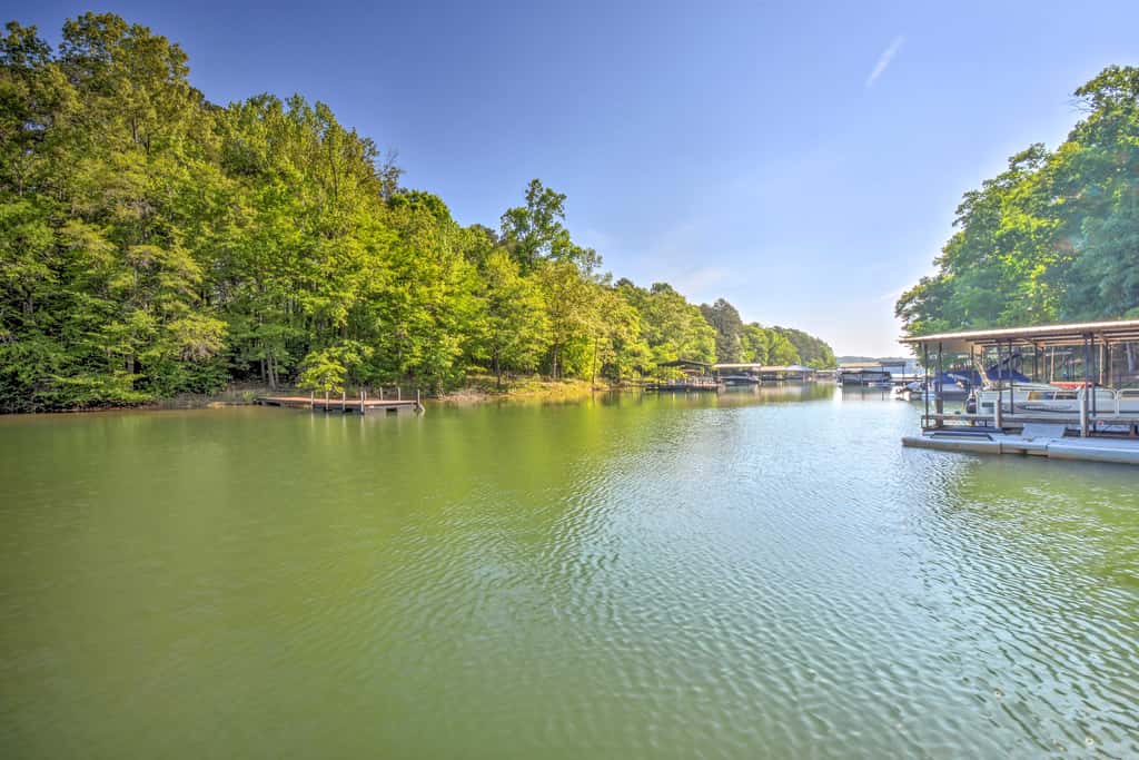 Tranquil Townville Gem with Kayaks