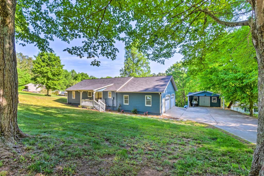 Tranquil Townville Gem with Kayaks