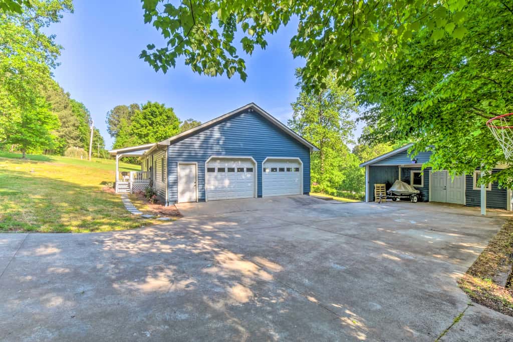 Tranquil Townville Gem with Kayaks
