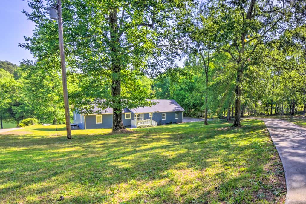 Tranquil Townville Gem with Kayaks