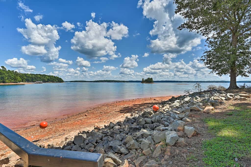 Chic House w/ Private Dock on Lake Hartwell!