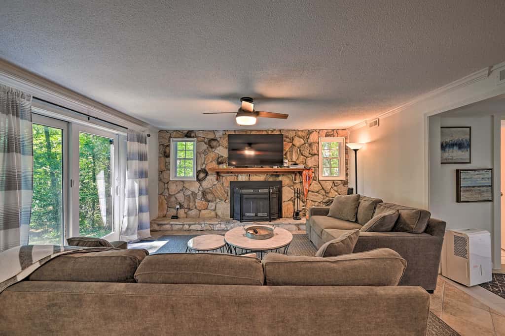 Chic House w/ Private Dock on Lake Hartwell!
