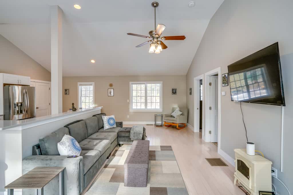 6 Mi to Tanglewood! High-End Lee Apartment