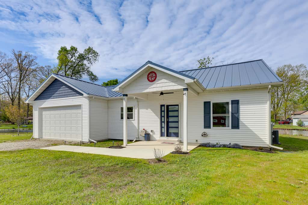 Fall Canal Retreat: Fire Pit & Pet Friendly