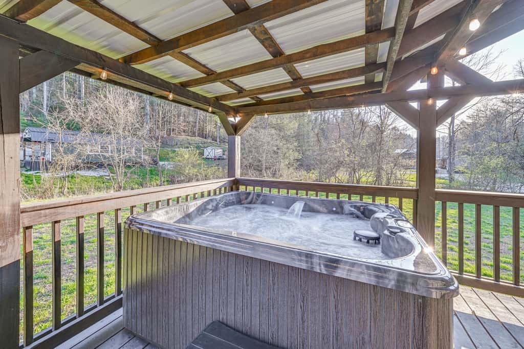 Fireside Evenings: Red River Gorge Gem w/ Hot Tub