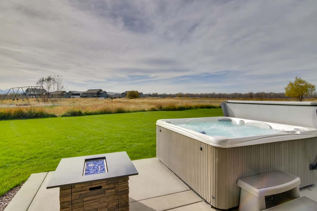 2 Mi to Hot Springs! Group Getaway in Bozeman