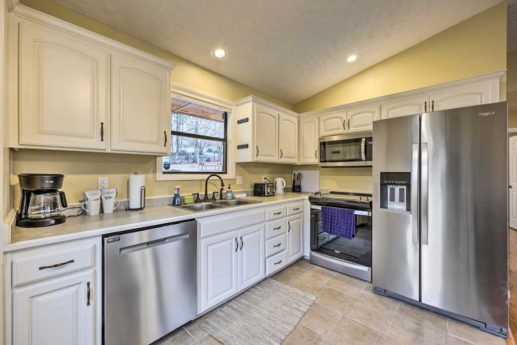Lake Views: Table Rock Lake Retreat w/ Fenced Yard