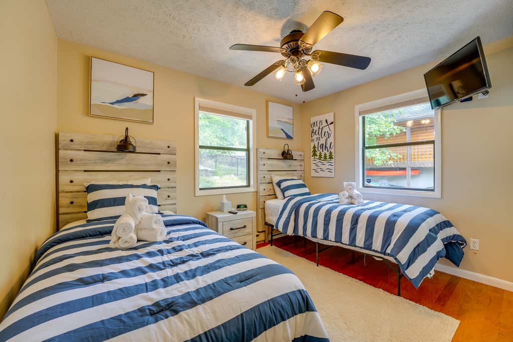 Lake Views: Table Rock Lake Retreat w/ Fenced Yard