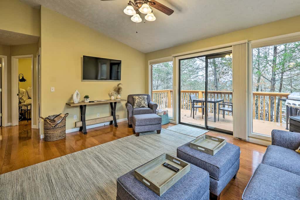 Lake Views: Table Rock Lake Retreat w/ Fenced Yard