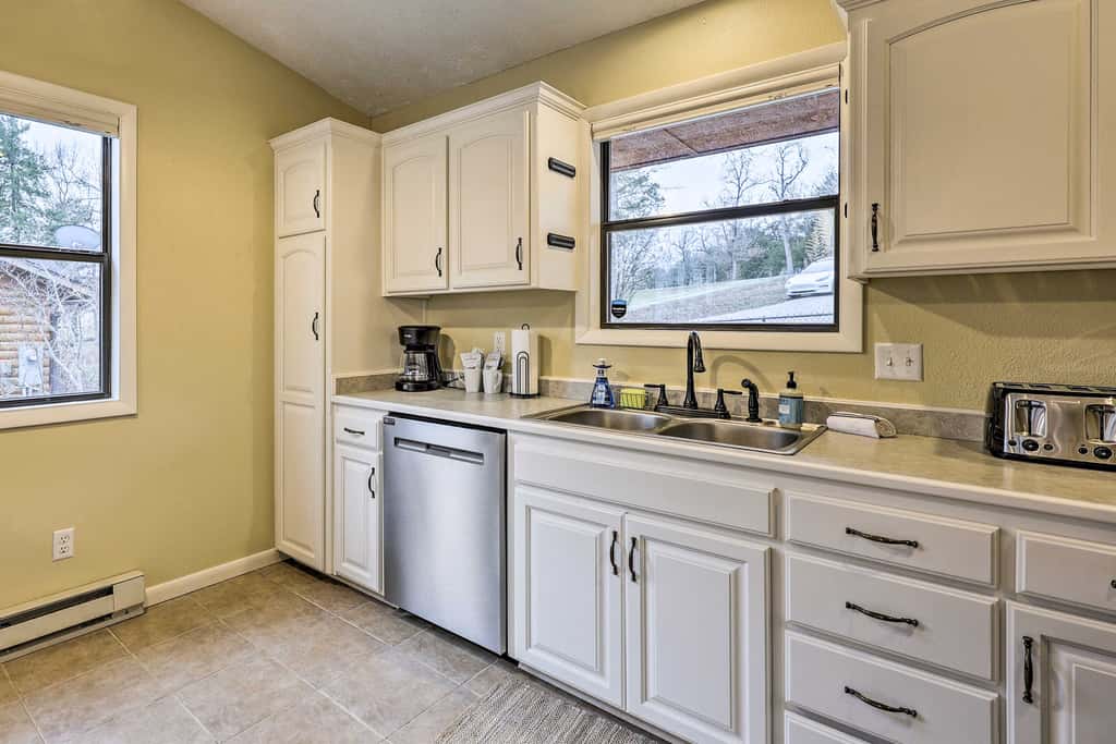 Lake Views: Table Rock Lake Retreat w/ Fenced Yard