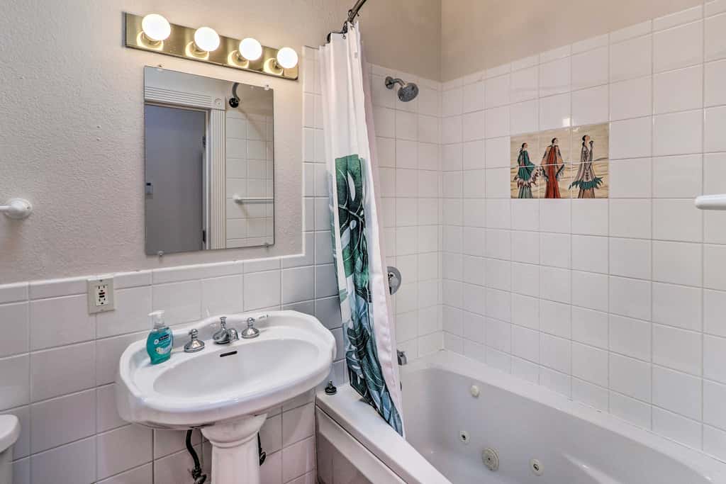 Eloy Desert Oasis w/ Courtyard & Pool Access!
