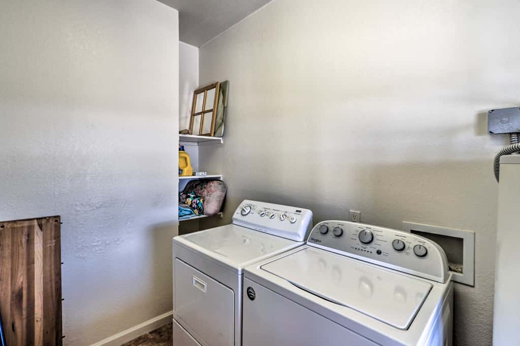 Eloy Desert Oasis w/ Courtyard & Pool Access!