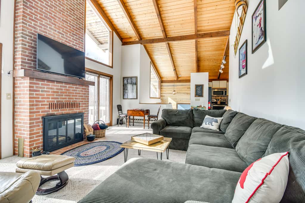 Ski, Game & Grill: Family Retreat in Glen