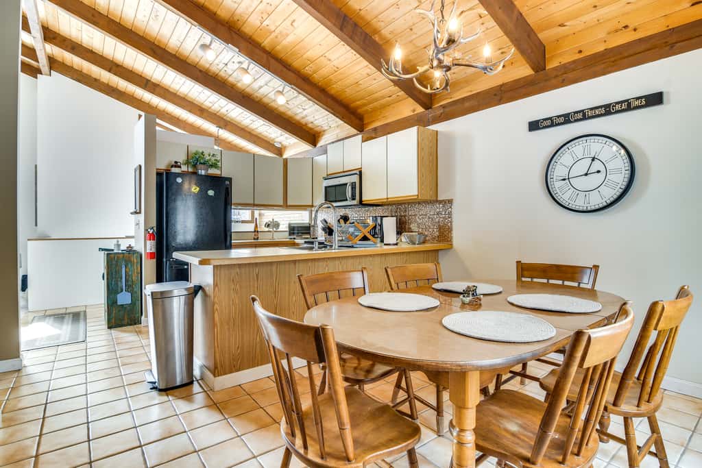 Ski, Game & Grill: Family Retreat in Glen