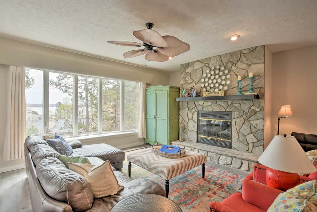 Lake Keowee Resort Condo w/ Balcony & Pool Access!