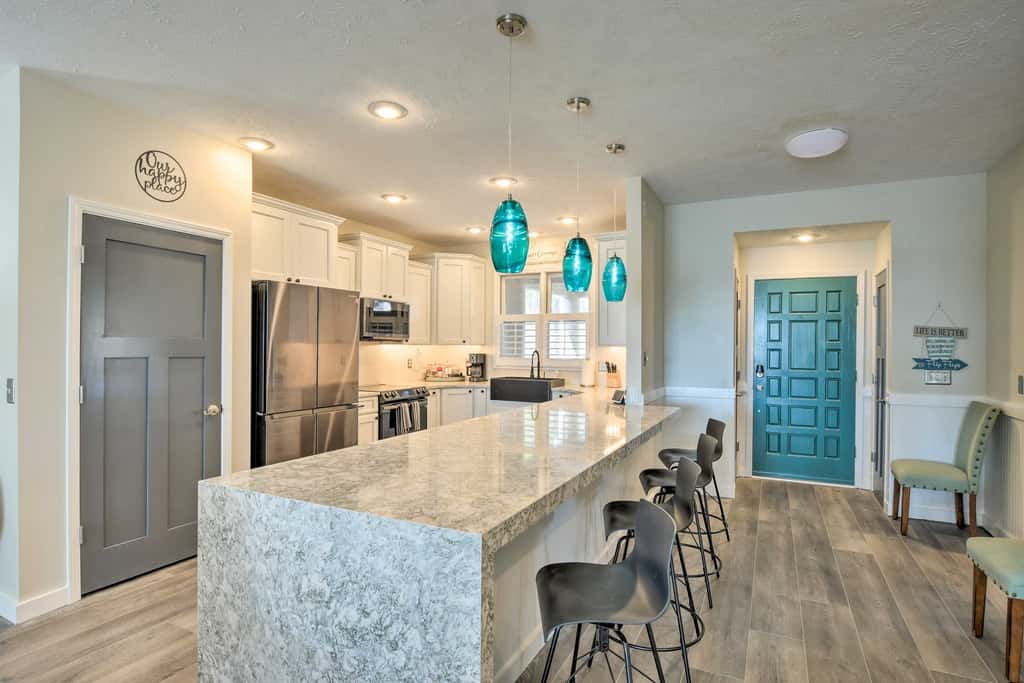 Lake Keowee Resort Condo w/ Balcony & Pool Access!