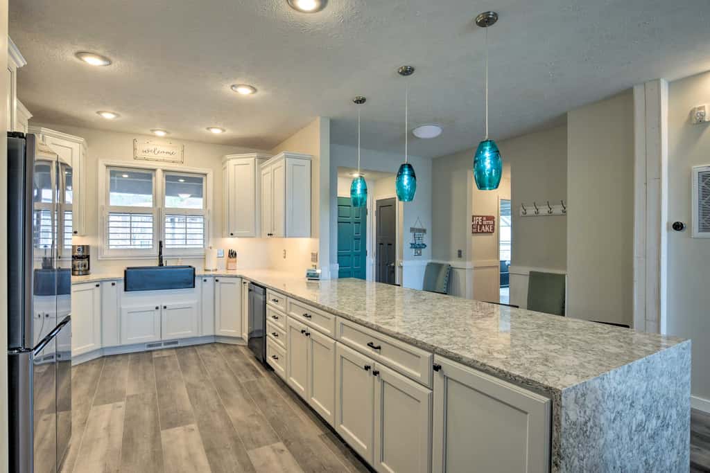 Lake Keowee Resort Condo w/ Balcony & Pool Access!