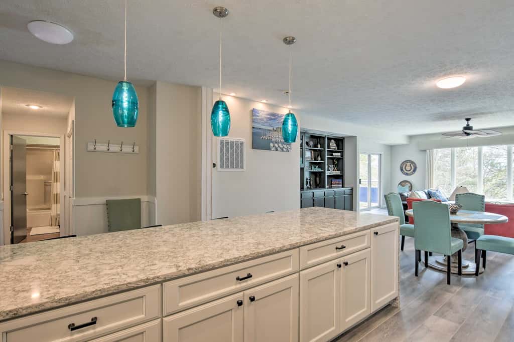 Lake Keowee Resort Condo w/ Balcony & Pool Access!