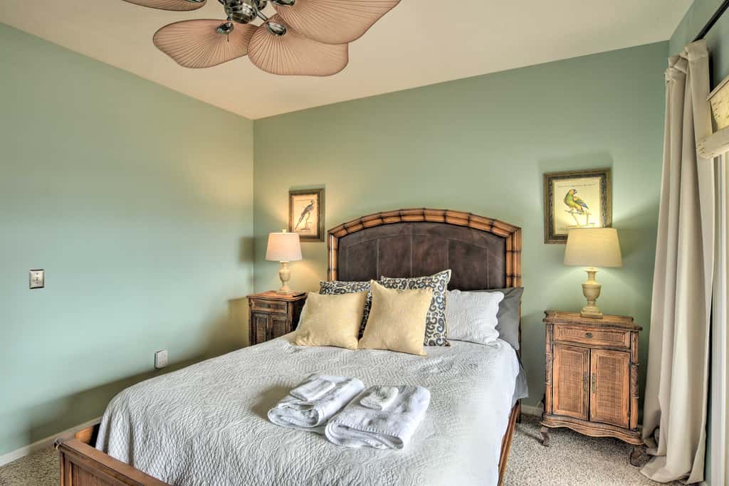 Lake Keowee Resort Condo w/ Balcony & Pool Access!