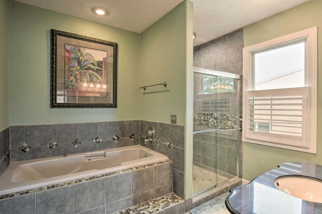 Lake Keowee Resort Condo w/ Balcony & Pool Access!