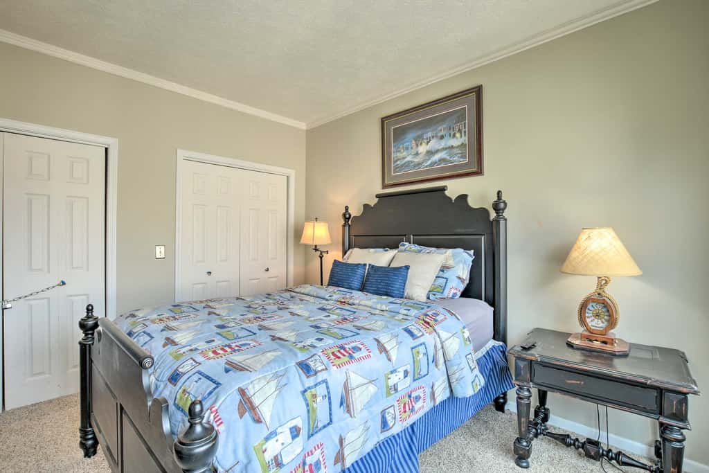 Lake Keowee Resort Condo w/ Balcony & Pool Access!