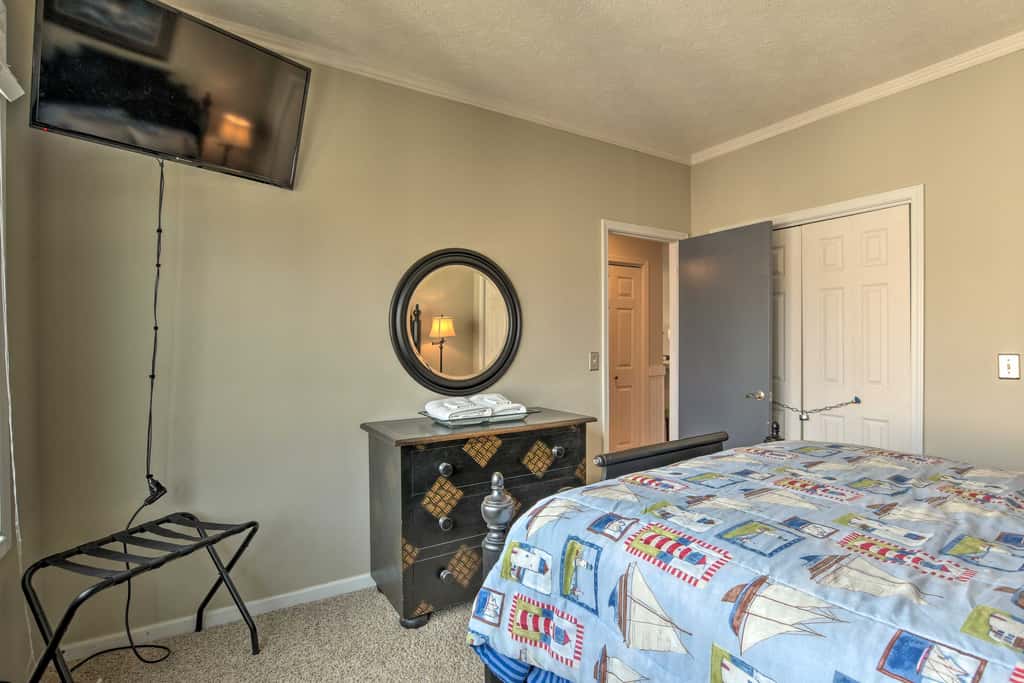 Lake Keowee Resort Condo w/ Balcony & Pool Access!