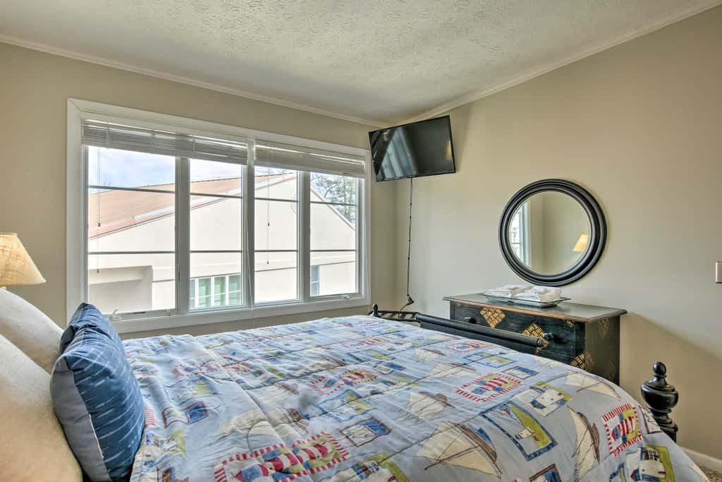 Lake Keowee Resort Condo w/ Balcony & Pool Access!