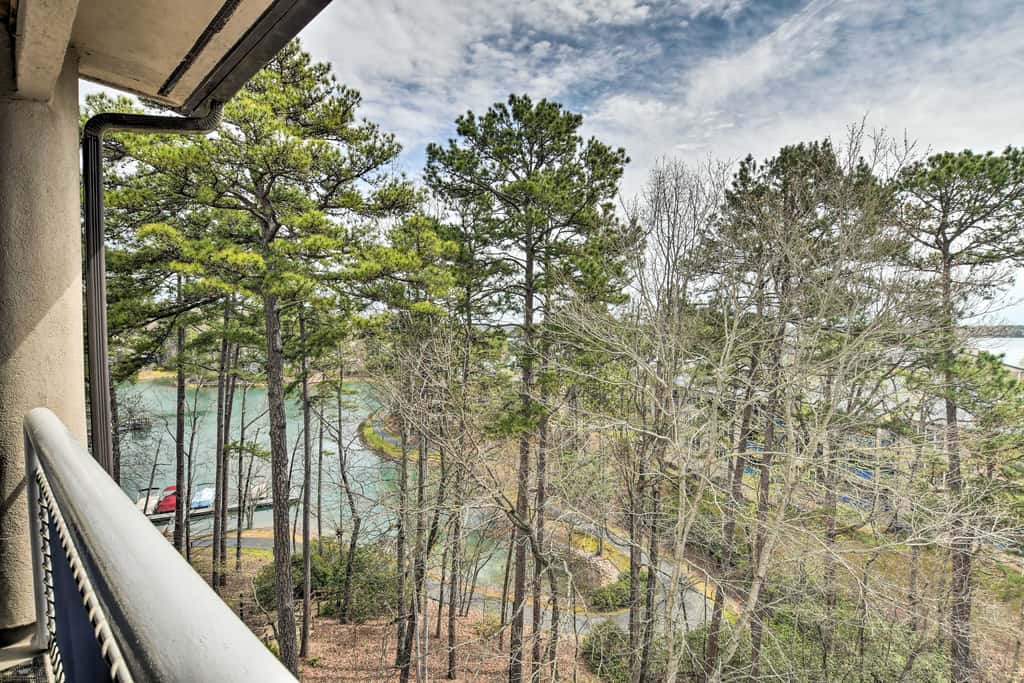 Lake Keowee Resort Condo w/ Balcony & Pool Access!