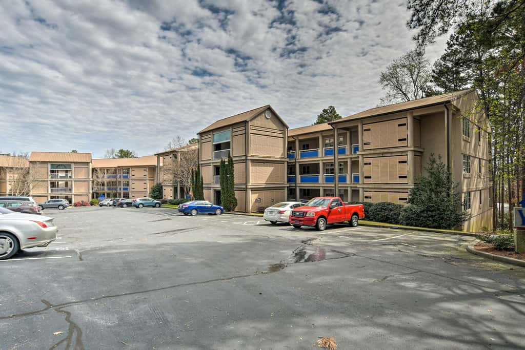 Lake Keowee Resort Condo w/ Balcony & Pool Access!