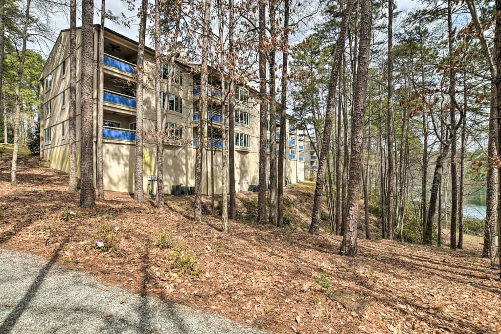Lake Keowee Resort Condo w/ Balcony & Pool Access!
