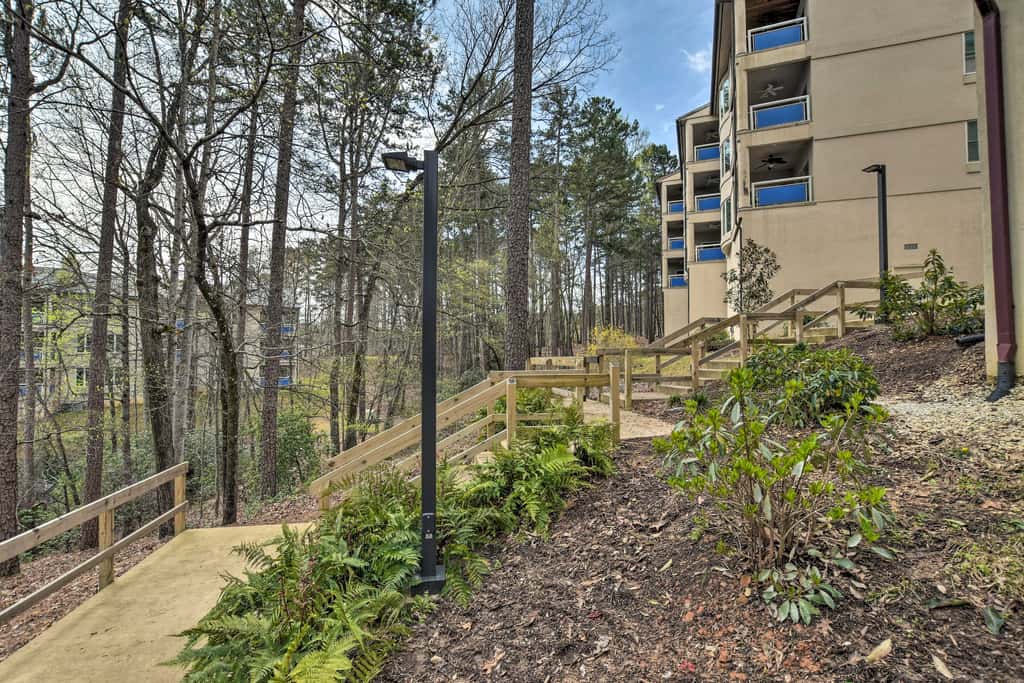 Lake Keowee Resort Condo w/ Balcony & Pool Access!