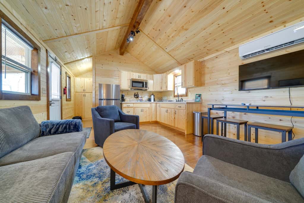 Porch & Pond Views: La Grange Cabin Retreat!