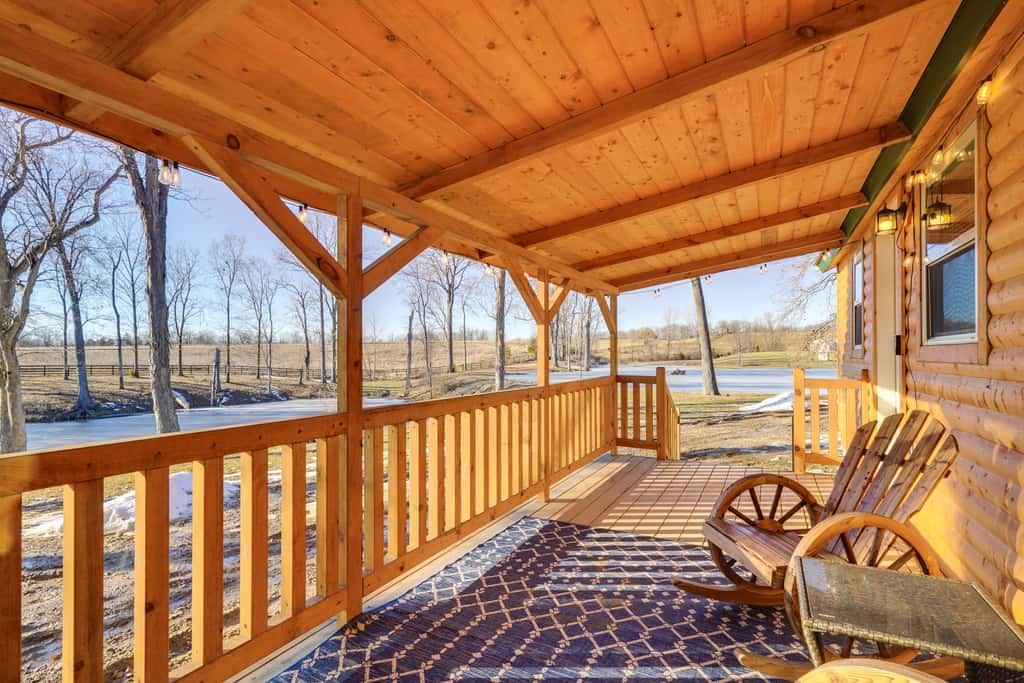 La Grange Cabin on a Racehorse Farm w/ Pond Views!
