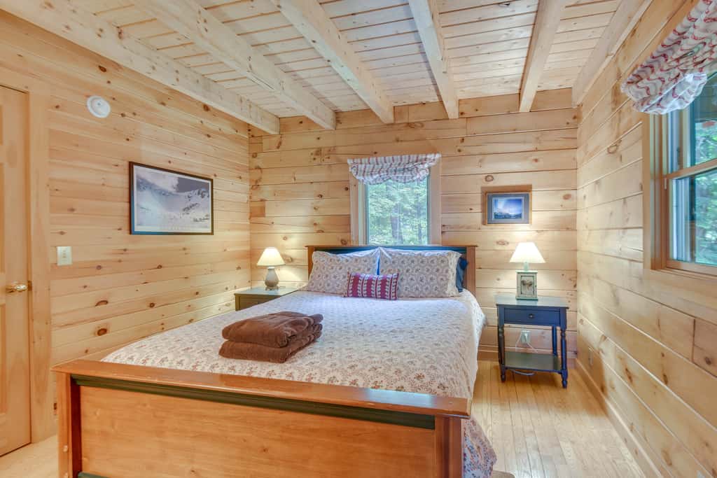 All-Season Log Cabin Escape! 11 Mi to Cranmore Mtn