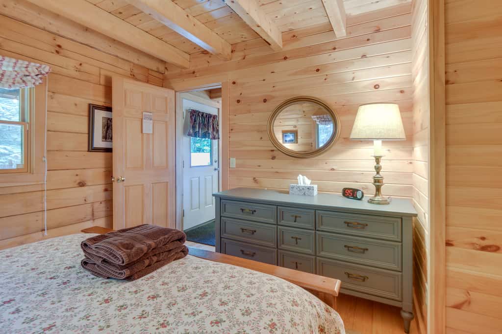 All-Season Log Cabin Escape! 11 Mi to Cranmore Mtn